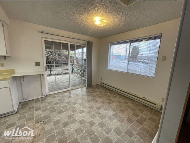Building Photo - 3bd/1ba Home, Large Fenced Backyard, Garag...
