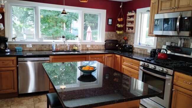 Building Photo - Charming Single Family Home in Portsmouth!