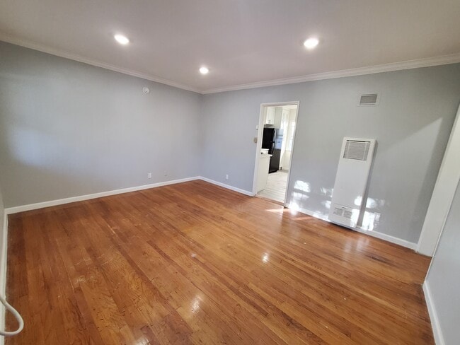 Building Photo - 1059 S Norton Ave