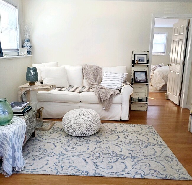 Living Room off main entrance - 7C Calebs Ln