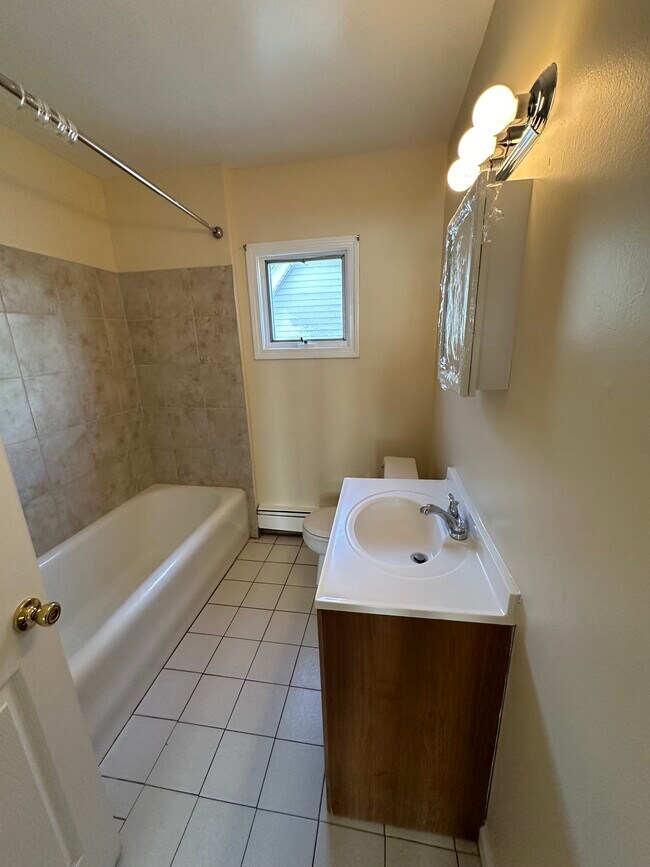 Building Photo - 59 Hine St