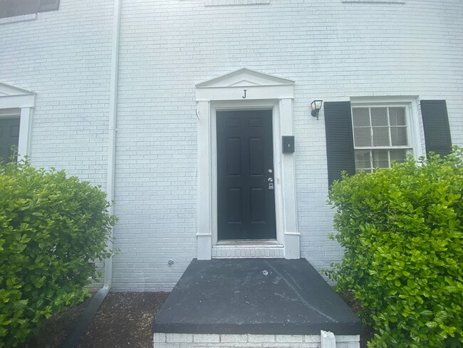 Building Photo - Room in Apartment on Greenbriar Rd