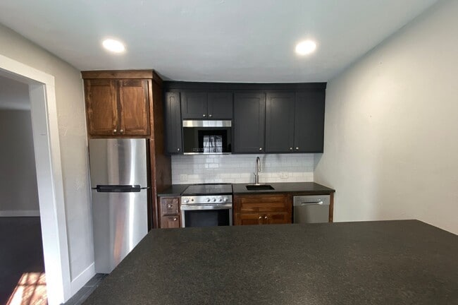 Building Photo - Remodeled 1BD/1BTH Apartment in the Heart ...