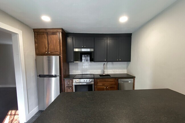 Foto del edificio - Remodeled 1BD/1BTH Apartment in the Heart ...
