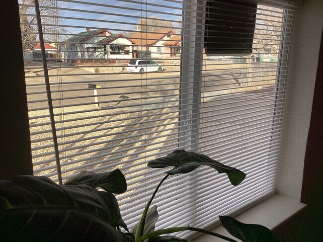 Foto del edificio - 1102 E 2nd St