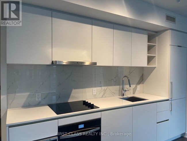 Building Photo - 8 Wellesley St W