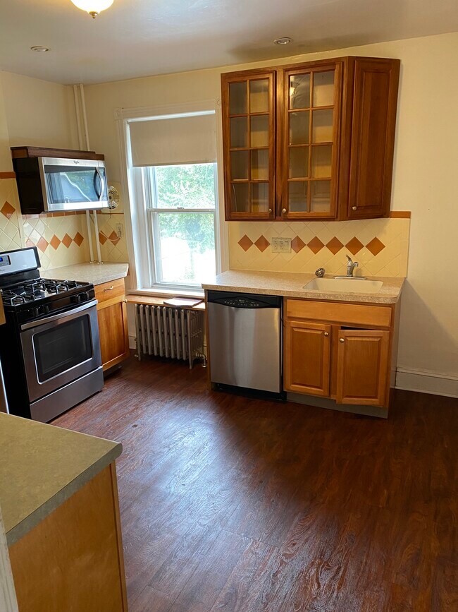 kitchen - 46 E Stewart Ave