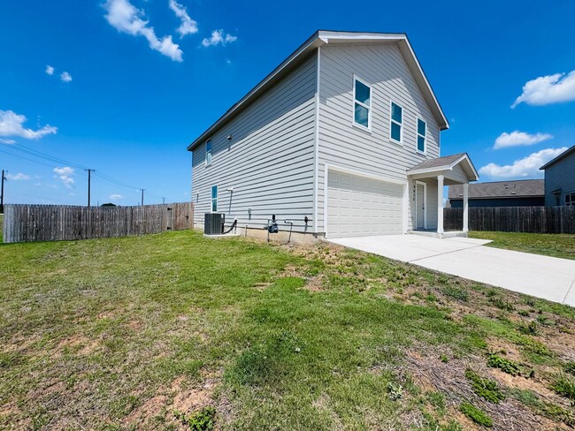 Building Photo - 4bd 2.5 ba in New Braunfels