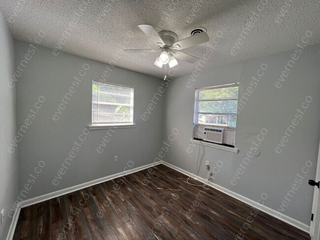 Building Photo - 4922 E Willow St