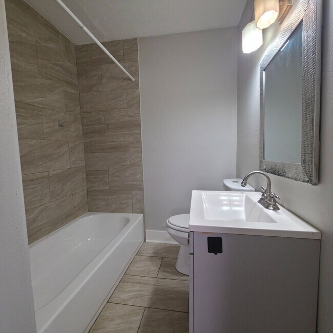 Foto del edificio - Multi Family Home 3 Bedroom and 1 Bath For Rent