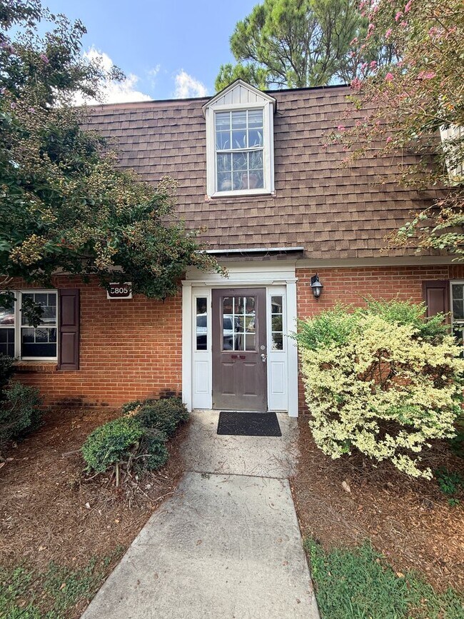 Foto del edificio - 5805 Hunting Ridge Ln