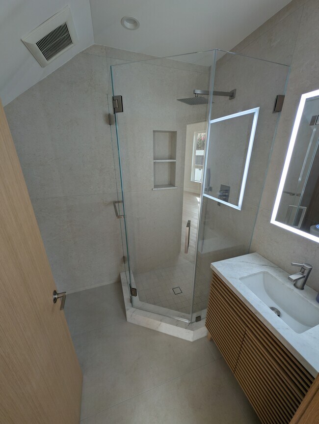 Foto del edificio - 6330 Mary Ellen Ave