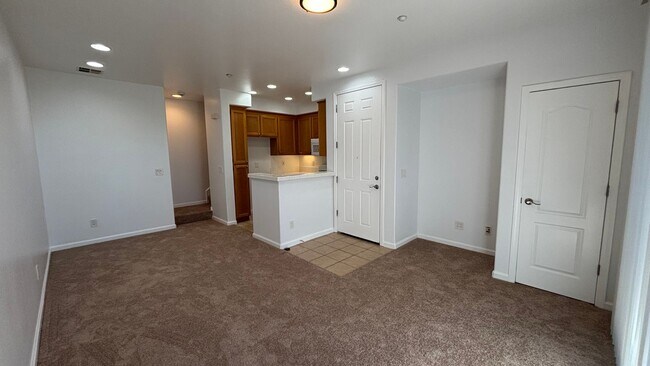 Building Photo - Nice 2 Bed townhouse style condo with prim...