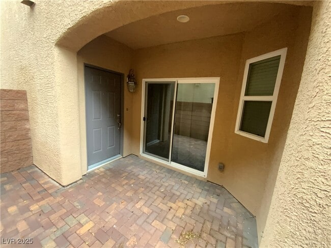 Building Photo - 10641 Jamestown Square Ave