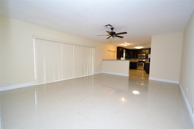 Foto del edificio - 8592 NW 7th St