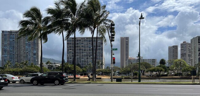 Foto del edificio - Regency Ala Wai Condo - FURNISHED 1 bedroom unit, Utilities Included - no parking - Avail now!