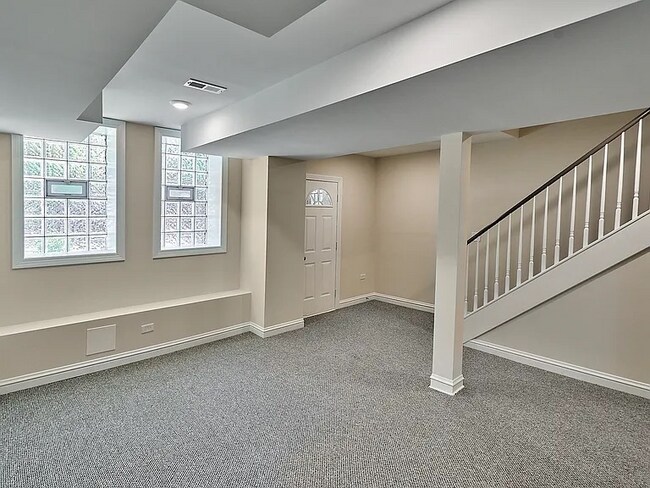 Building Photo - 2706 W Warren Blvd