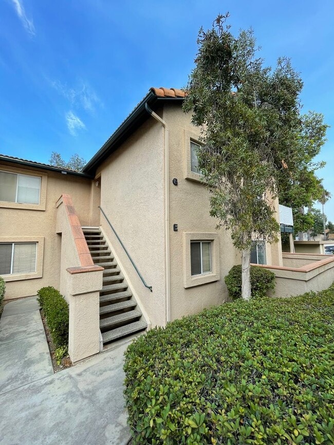 Building Photo - Fantastic 2br/2Ba Bottom Floor Condo in Th...