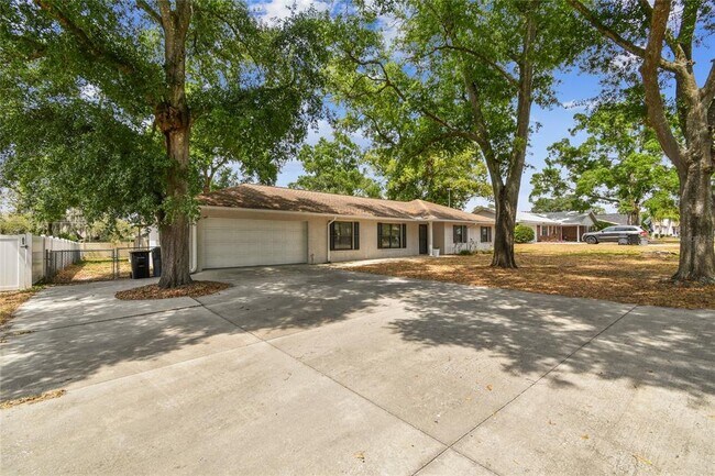 Building Photo - 1102 Shadowbrook Dr N