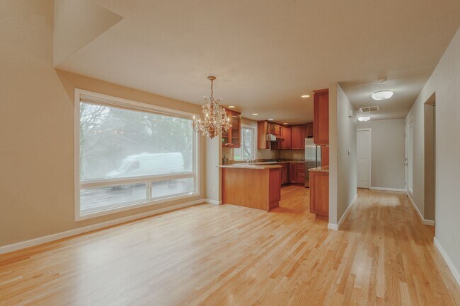 Building Photo - 2 Bedroom 1.75 Bathroom Townhome in Federal Way WA