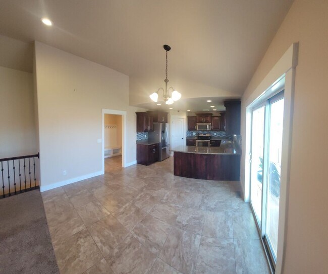 Foto del edificio - Beautiful 4 bed, 4 bath home in the Stoneb...