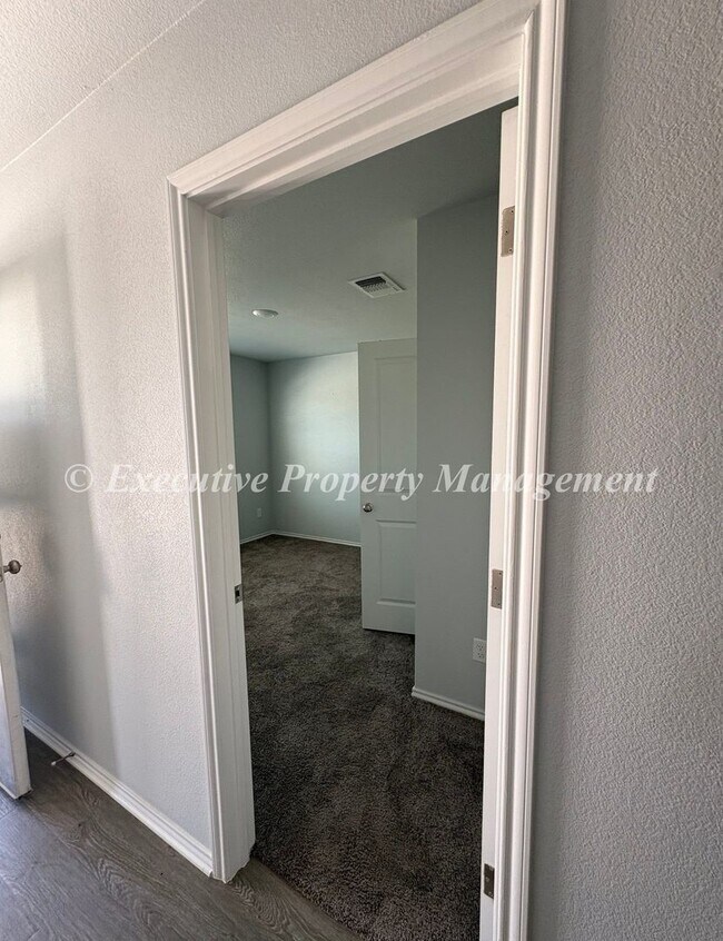 Building Photo - 1211 Lexington Dr