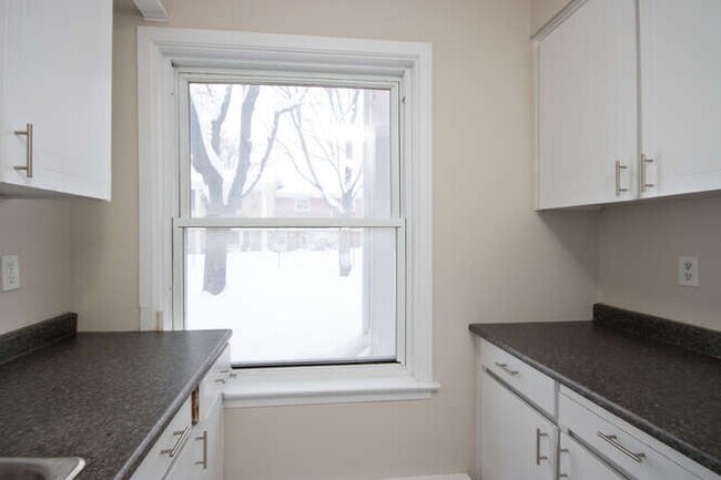Photo du bâtiment - GREAT VALUE TWO BEDROOM ROW TOWNHOME IN NORTH LONDON
