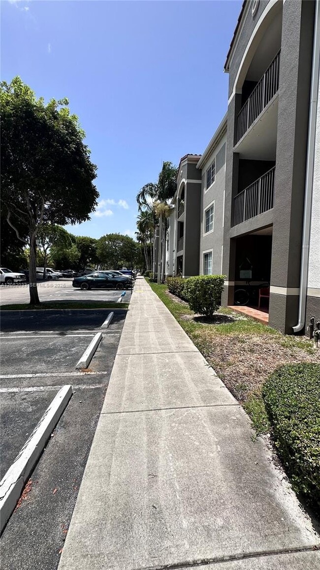 Building Photo - 6861 SW 44th St