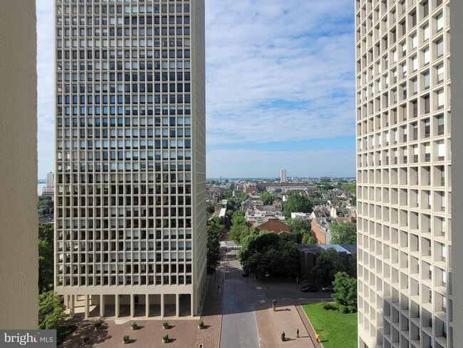 Building Photo - 200 Locust St