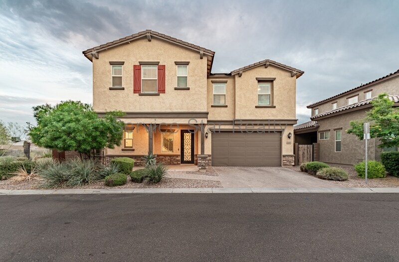 Foto principal - 227 E Beatryce St