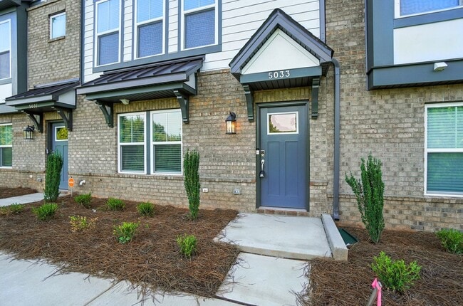 Building Photo - Brand-new three-story townhome in the Univ...