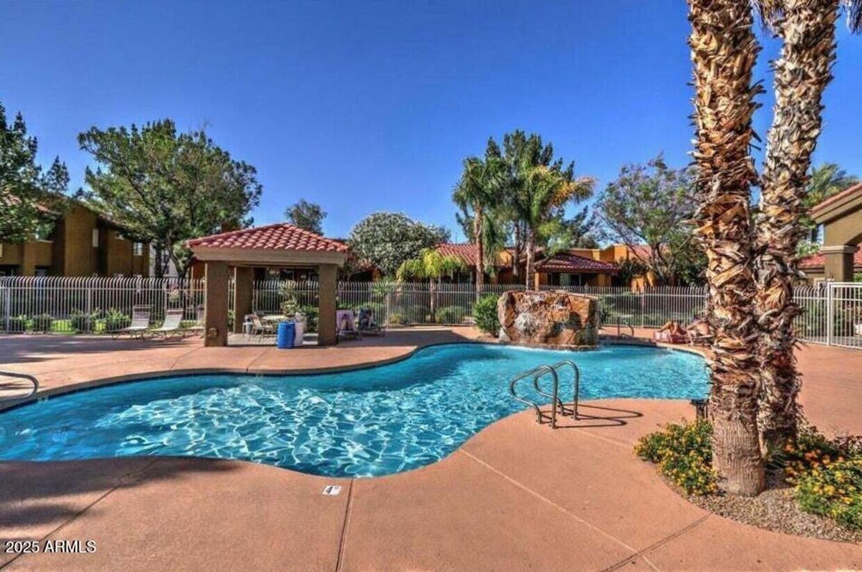 Foto principal - Charming 1 Bed 1 Bath Lower Level condo ++...