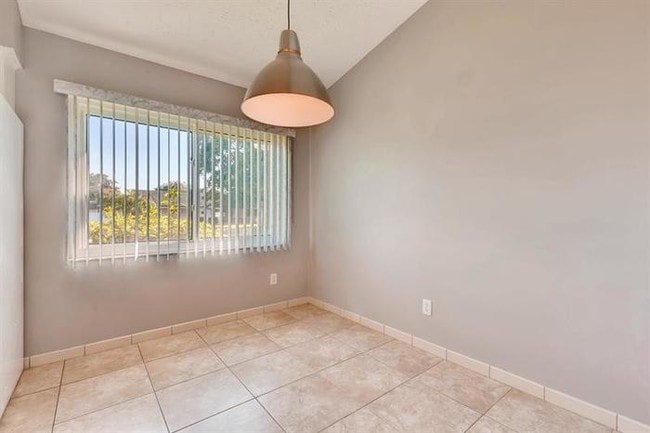 Building Photo - 1529 Highcrest Cir, Valrico, FL, 33596