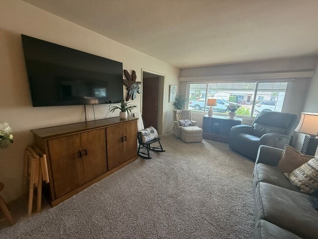 Foto del edificio - Charming 2 Bedroom, 2 Bath Home with Fence...