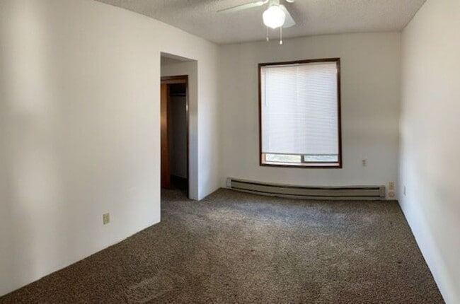 Building Photo - $1,200 / - 950ft2 - 2 Bedroom 1 bath Ranch...