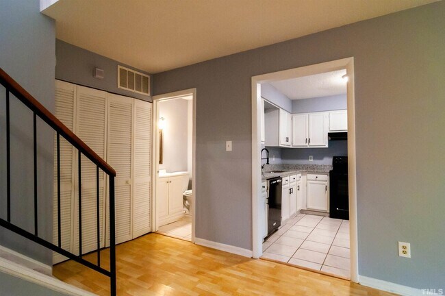 Foto del edificio - 4715 Walden Pond Dr (B)