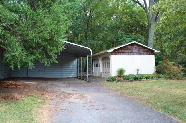 Building Photo - 1221 Woodbrook Dr