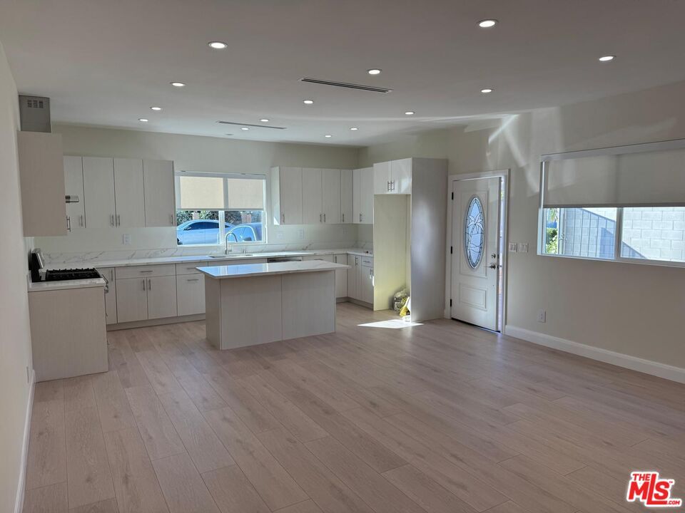 Foto principal - 6458 Nagle Ave