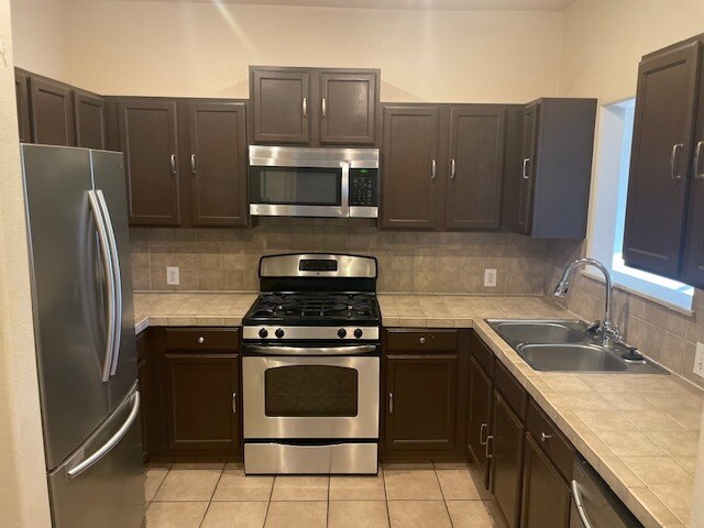 Kitchen - 2445 Monarch Dr