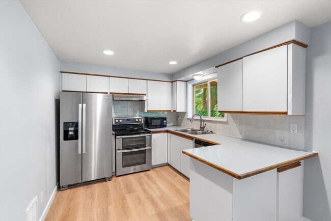 Foto del edificio - 3 Bed 2 Bath Fully Fenced Split Level Lake...