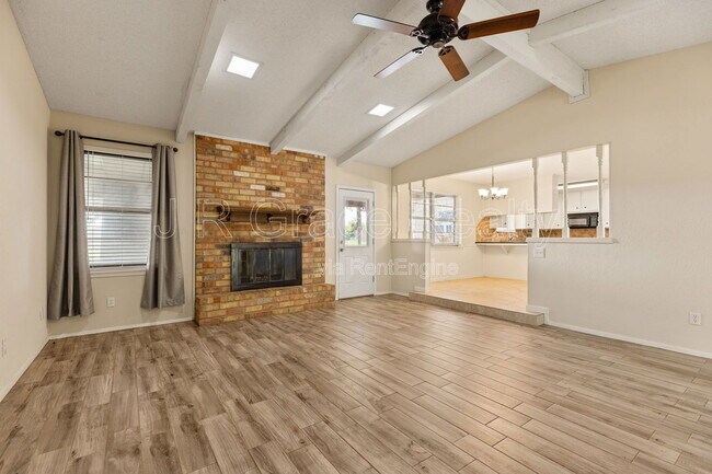 Foto del edificio - 429 Lindenwood Ln W