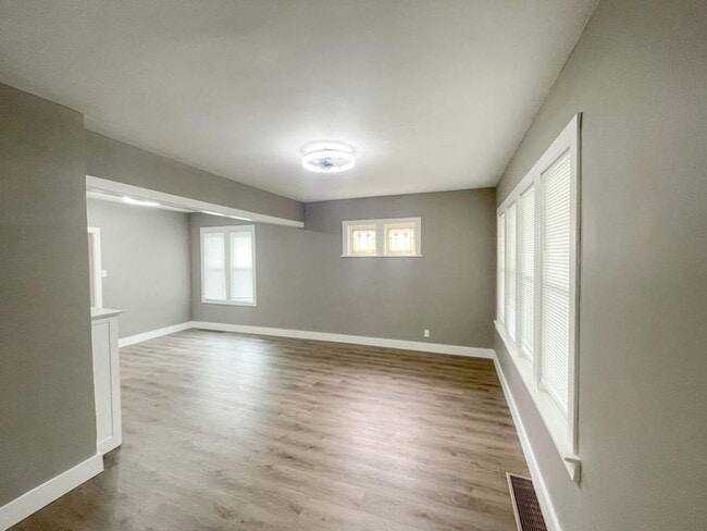 Building Photo - 4 Bedroom Single Family