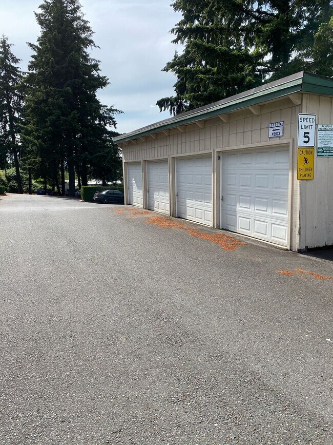 Foto del edificio - 5961-5999 SE 122nd Ave