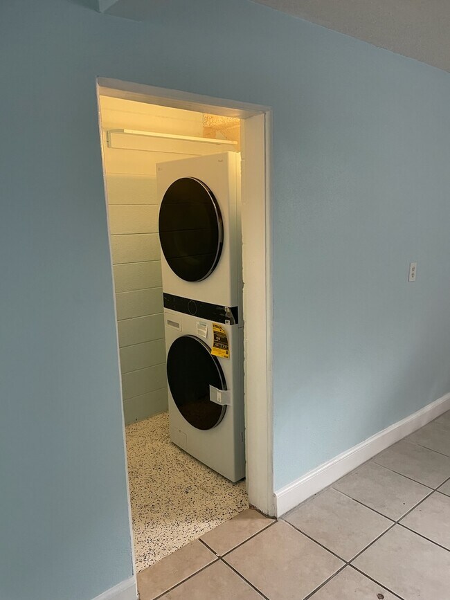 Laundry - 2736 Hamilton Cir