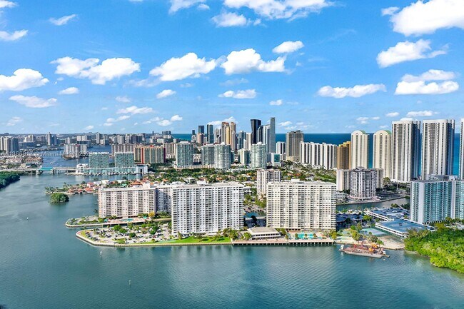 Foto del edificio - 300 Bayview Dr