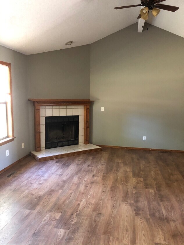 Building Photo - 505 E Ozark Jubilee Dr