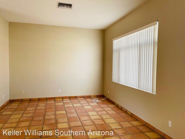 3 br, 2 bath House - 10882 E Walking Stick Dr - 4