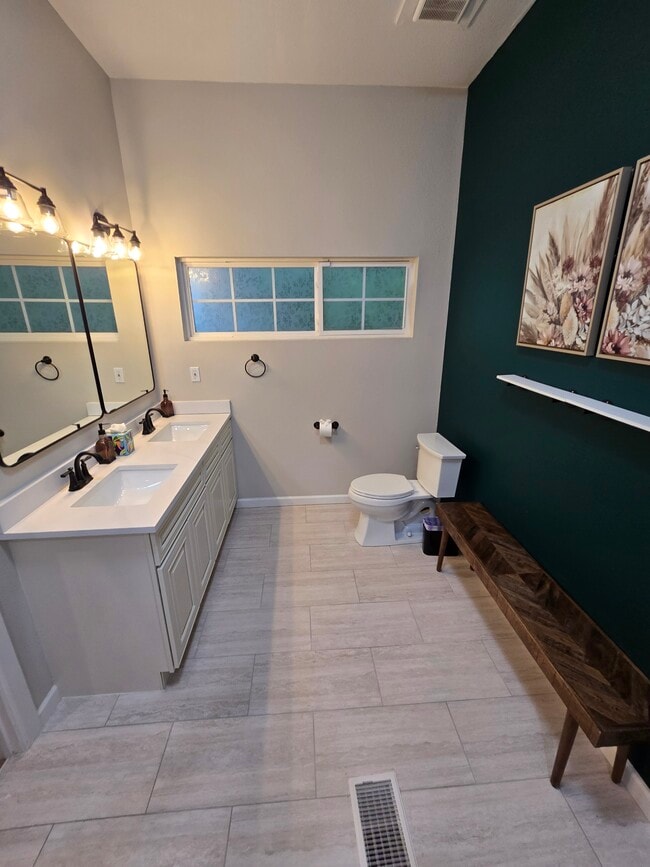 Building Photo - 1217 E Lamar St