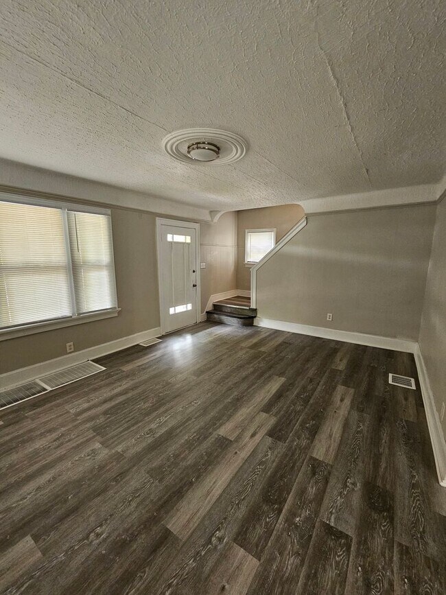 Building Photo - 1665 First Ave. | 2 Beds, 1 Bath