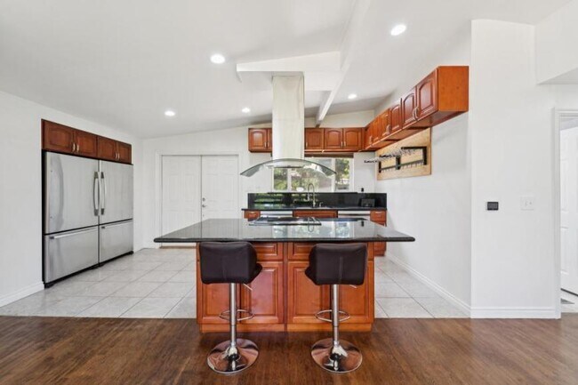 Building Photo - 4 bedroom in Bellevue WA 98006